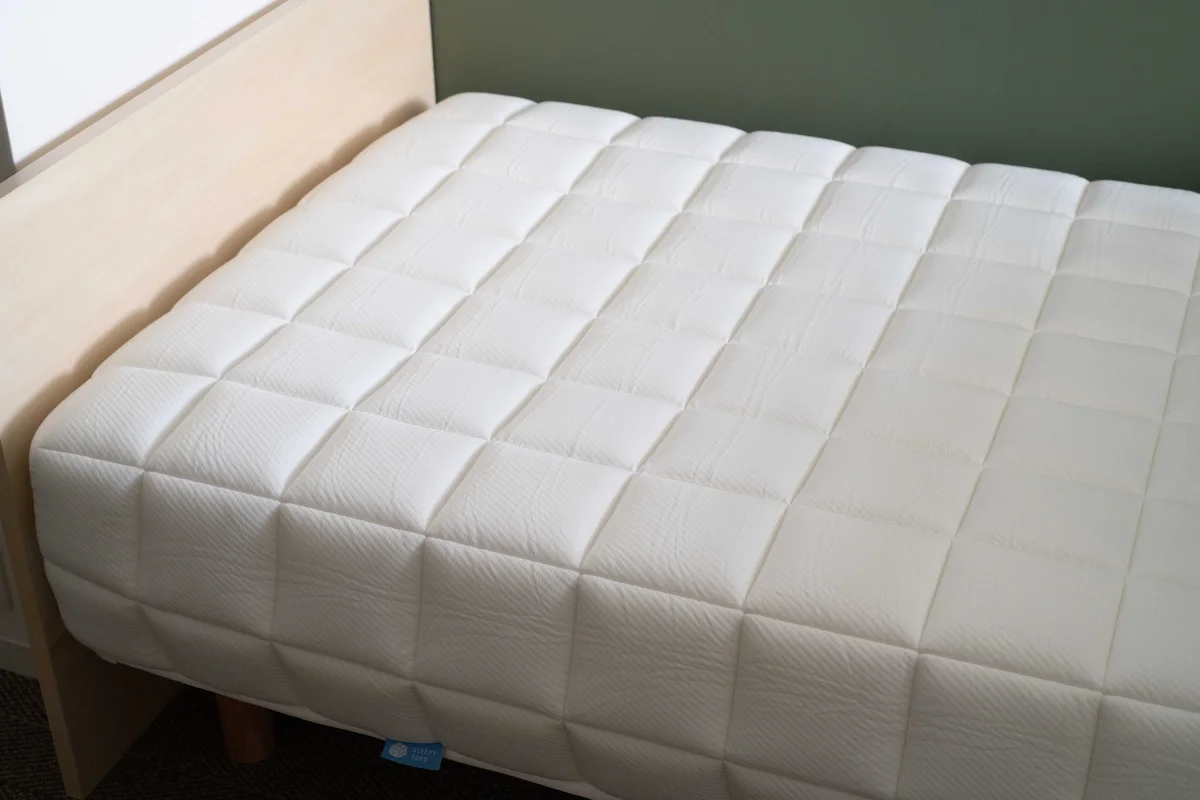 【室内】マットレスは、“Sleepy Tofu”製。寝心地にもこだわりました