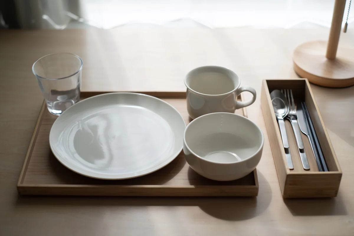 【室内】カトラリーや食器も一式そろっています