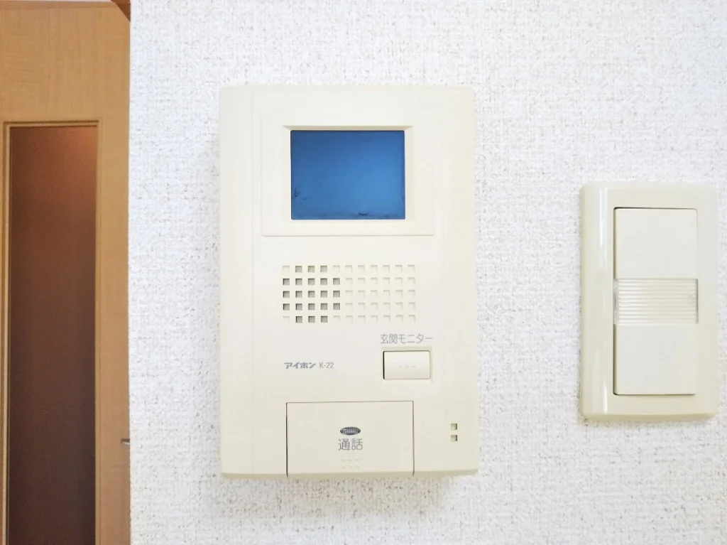 モニター付きインターホンで安心。同タイプの写真です。