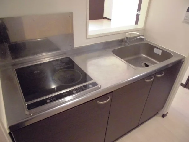 収納棚、お手入れしやすい電気コンロ付きキッチン。