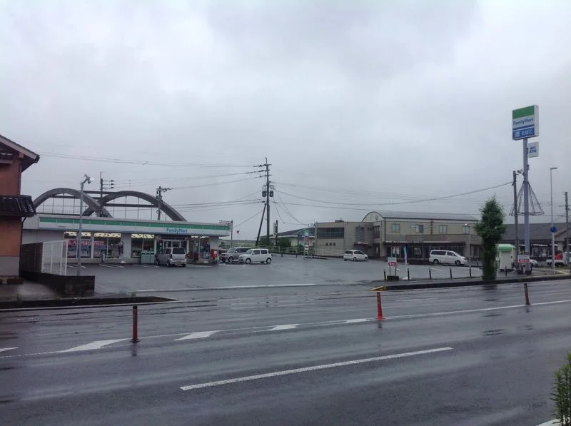 ファミリーマートまで486ートル　徒歩7分