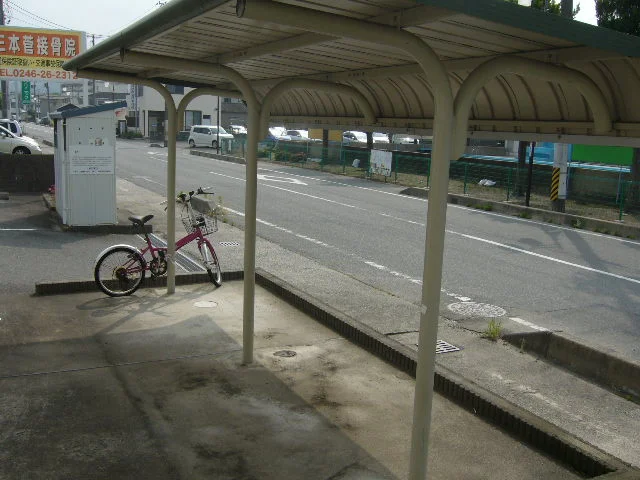 屋根付き駐輪場完備。