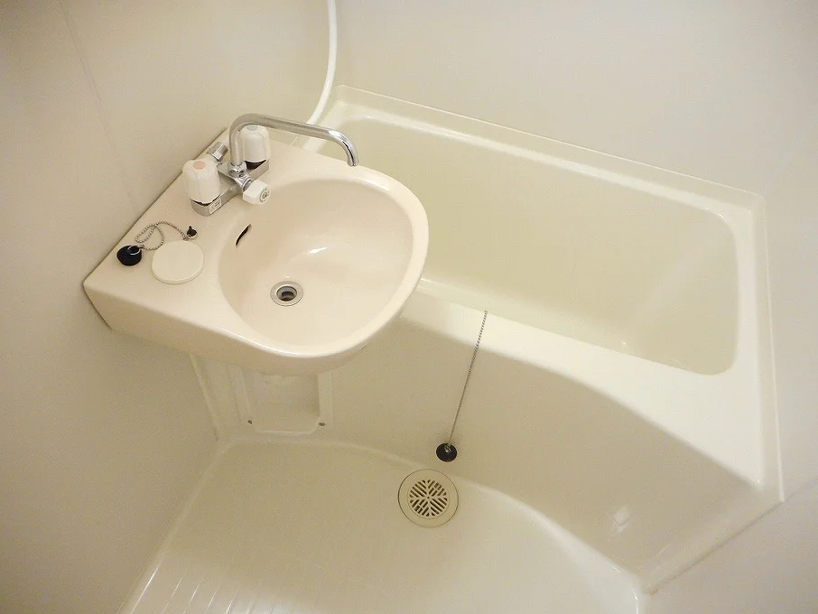 洗面台とユニット式のお風呂です