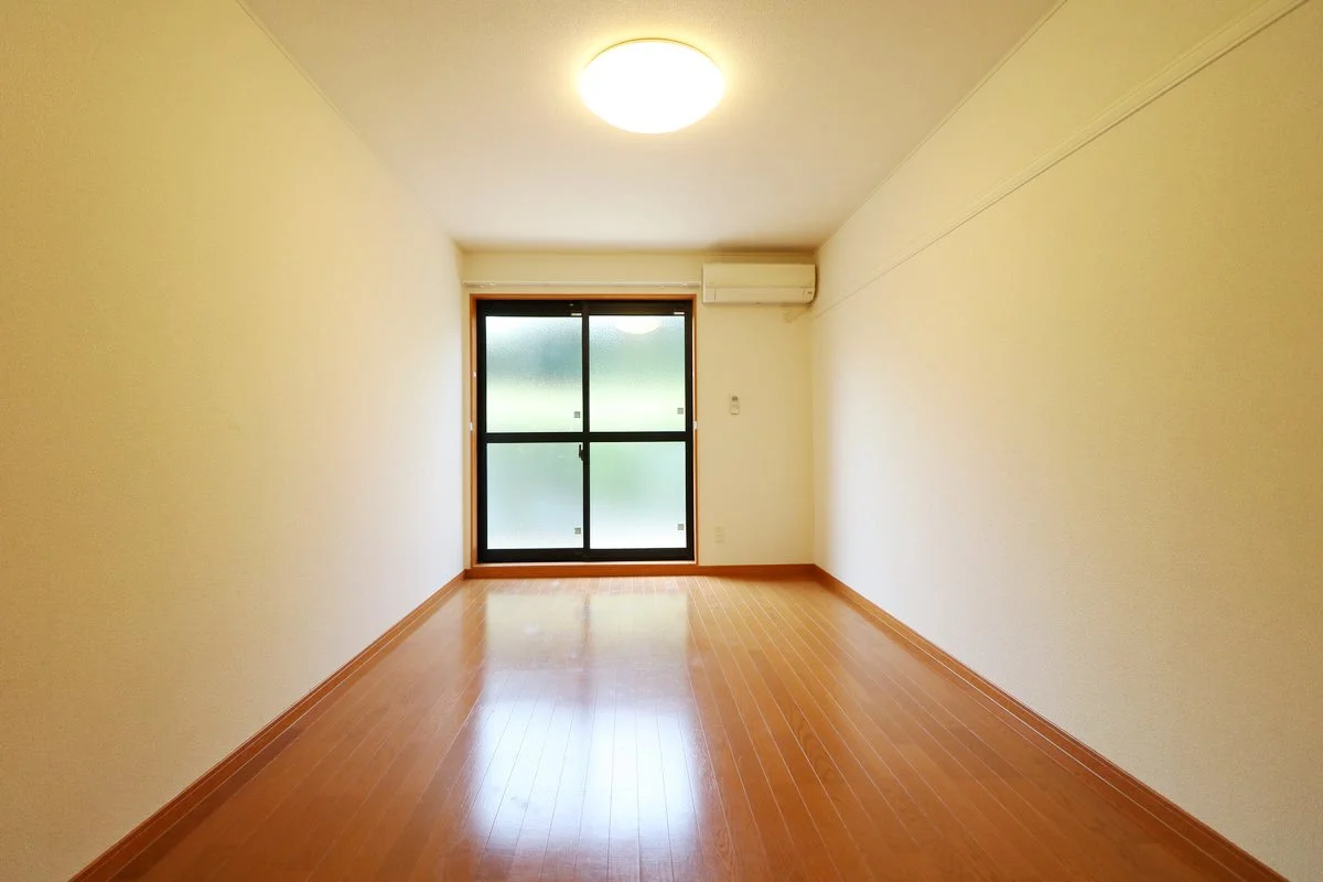 窓が大きく隣家と距離がある為、お部屋の明るさは十分です！