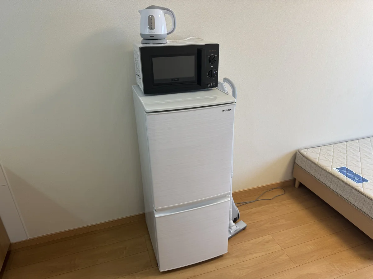 電気ケトルに電子レンジ完備。2ドアの冷蔵庫もあります。