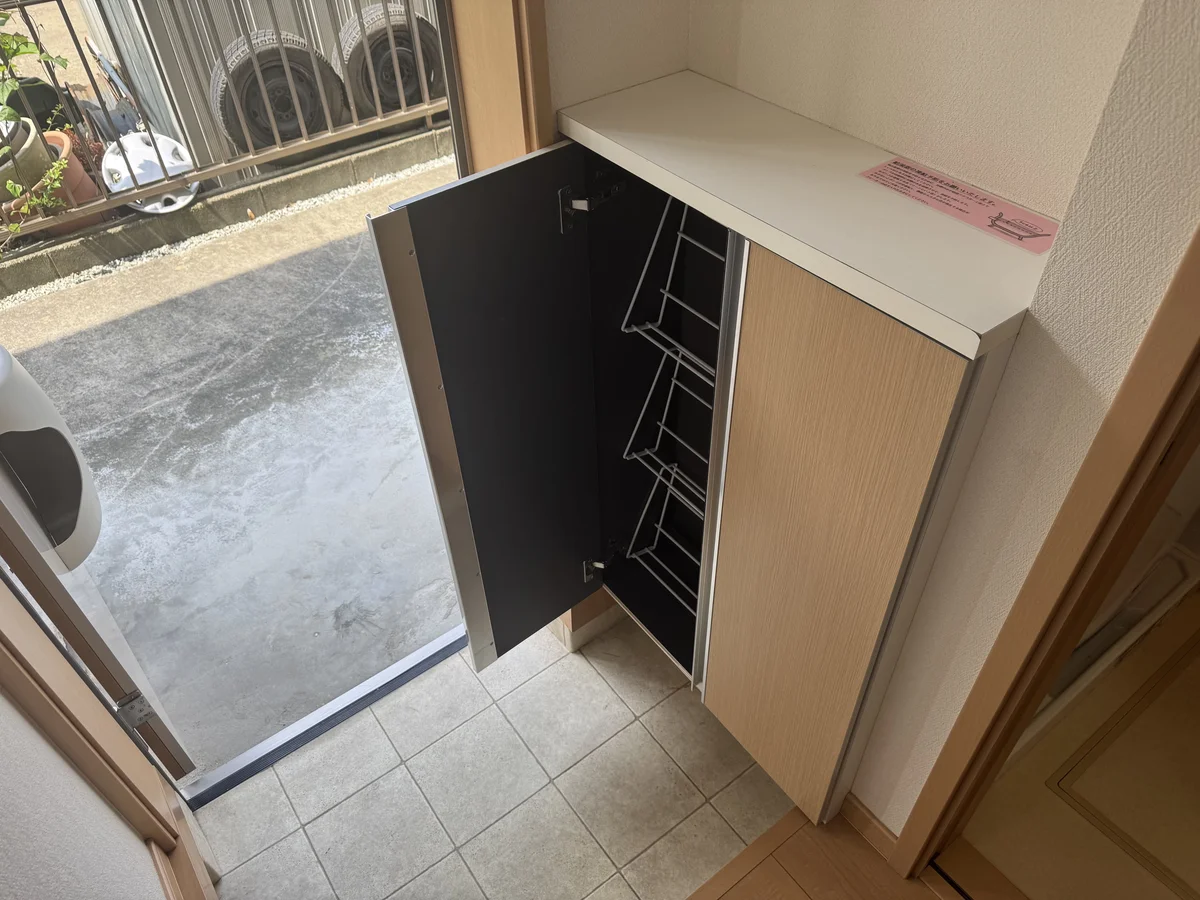 車や部屋の鍵も置ける棚付きシューズボックスがあります。