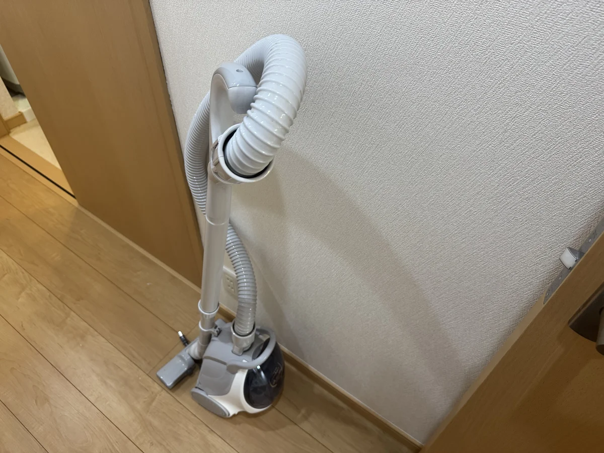 コード式掃除機も完備。