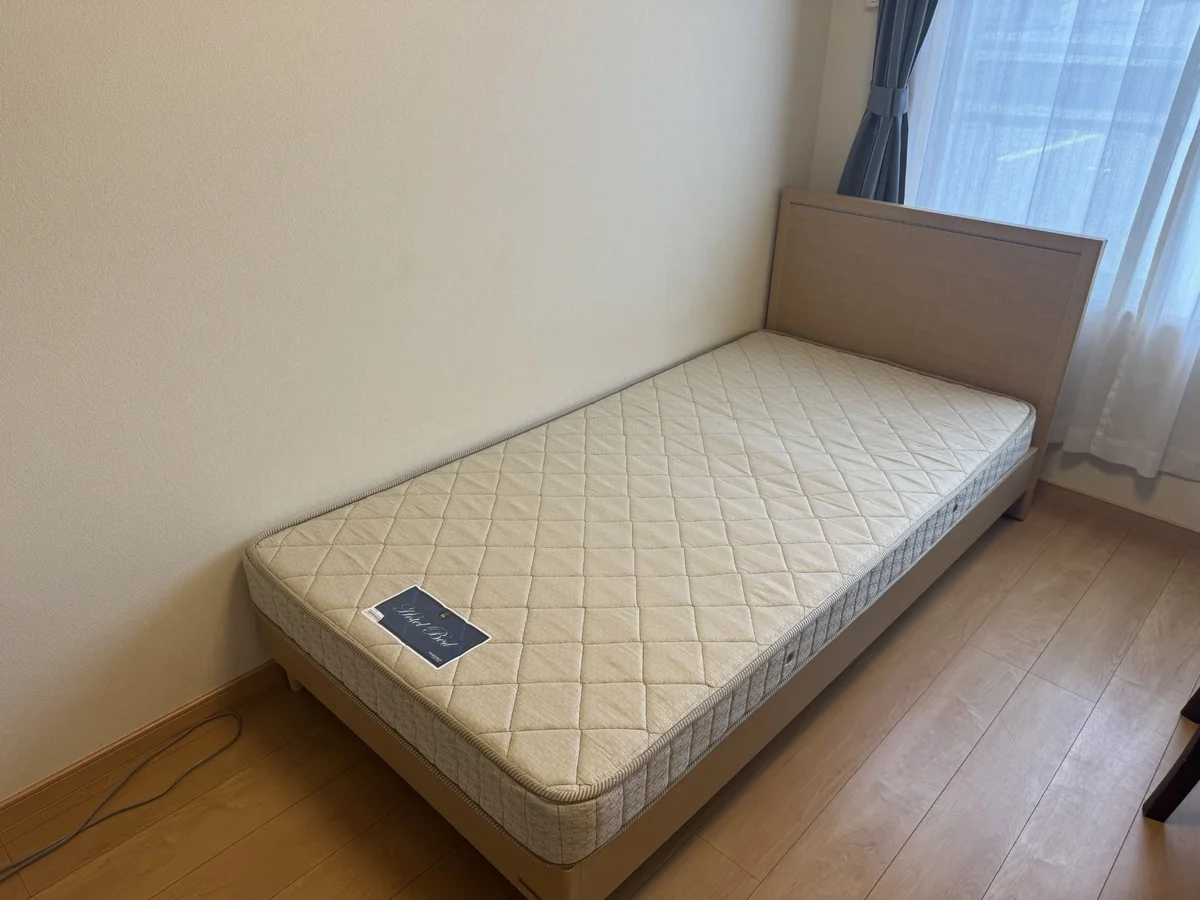 ベッドフレーム・厚みもあるマットレスも完備です。