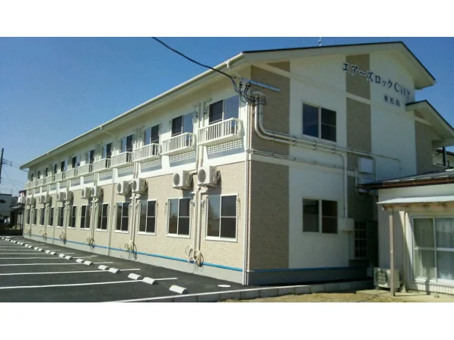 外観写真。敷地内平置き駐車場もあります。