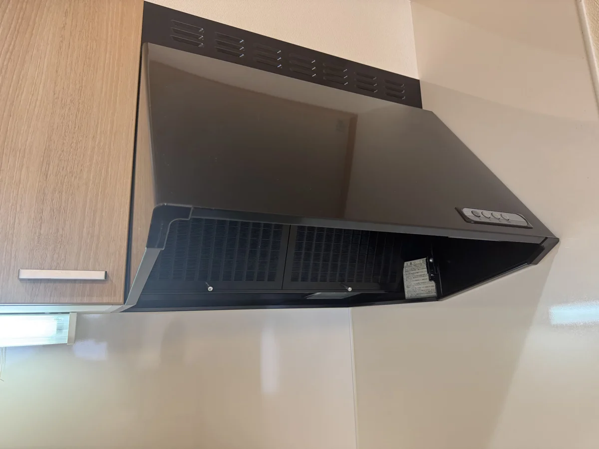 キッチンにレンジフードも完備。料理のにおいもしっかり換気できます。