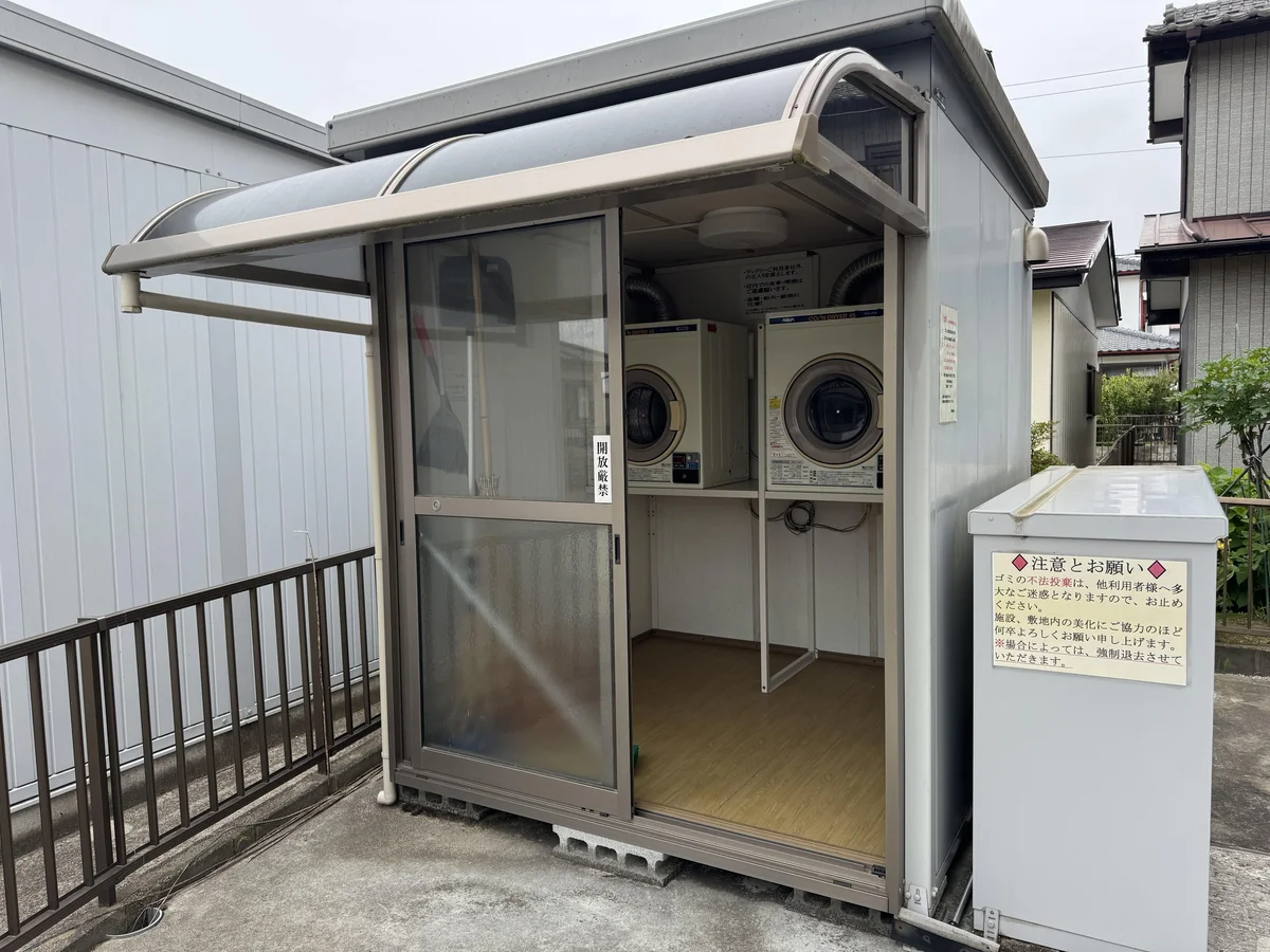 敷地内に乾燥ランドリーがあります。天候問わず洗濯物が乾かせ便利です。