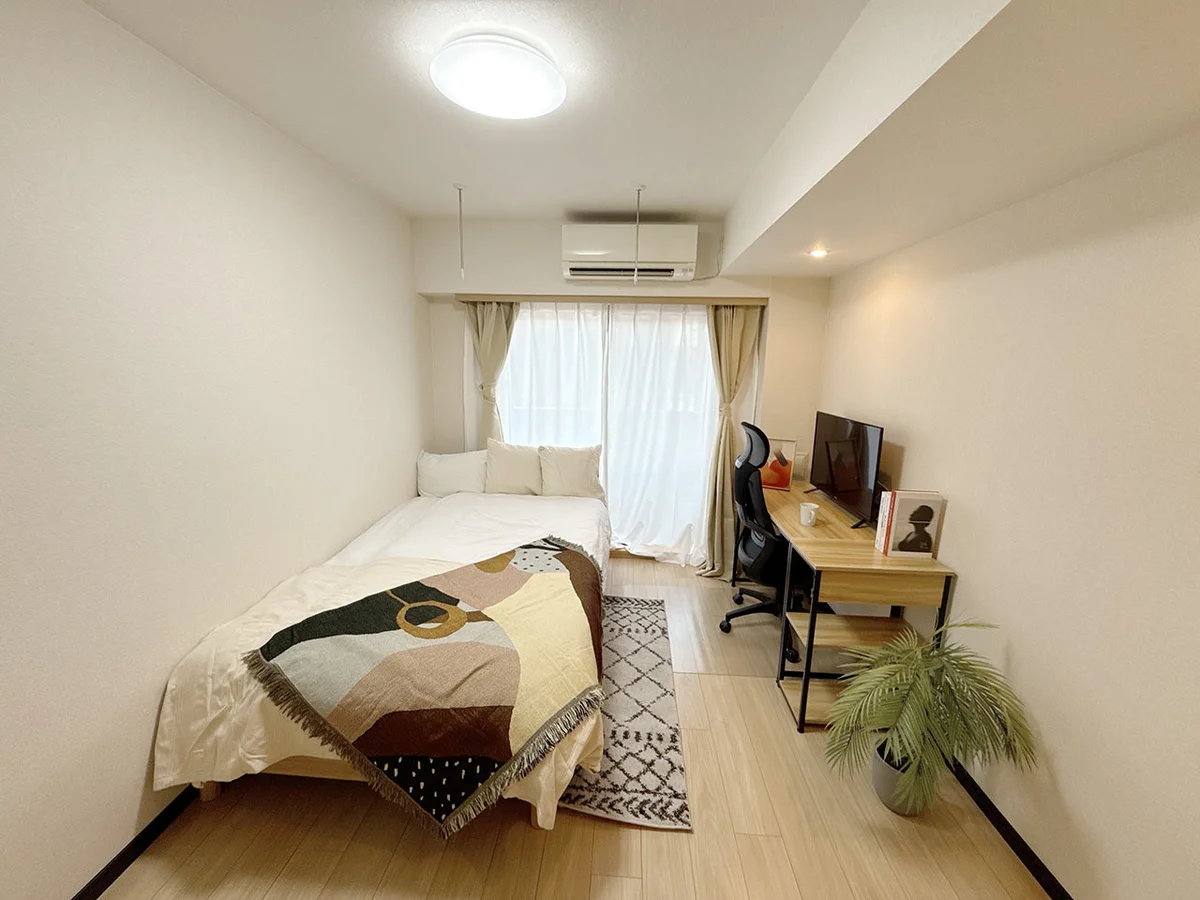 写真はお部屋のイメージです。ラグ等の室内装飾はございません。