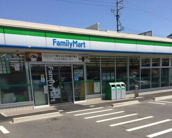 ファミリーマートまで210m