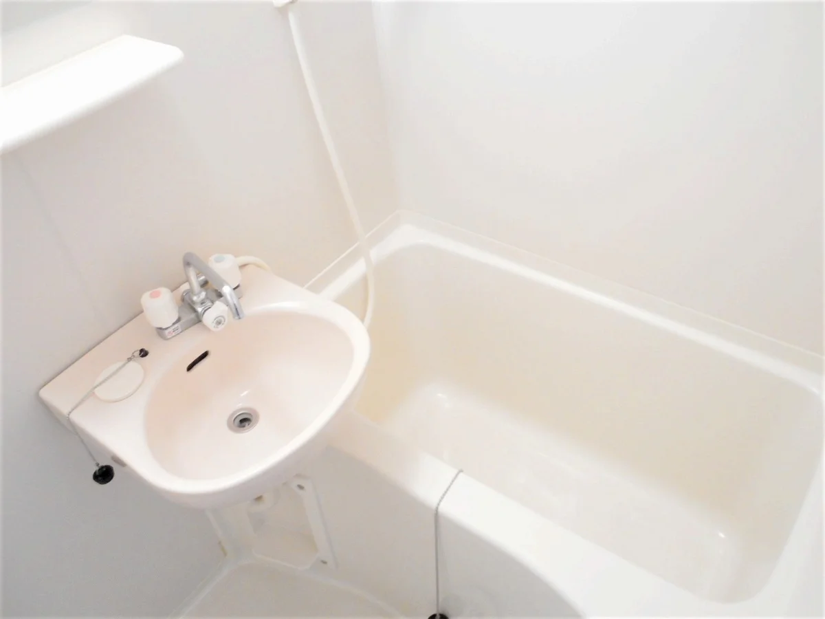 洗面台とユニット式のお風呂です