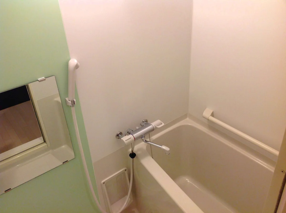 トイレと別で洗い場も広々。カラーパネル仕様♪