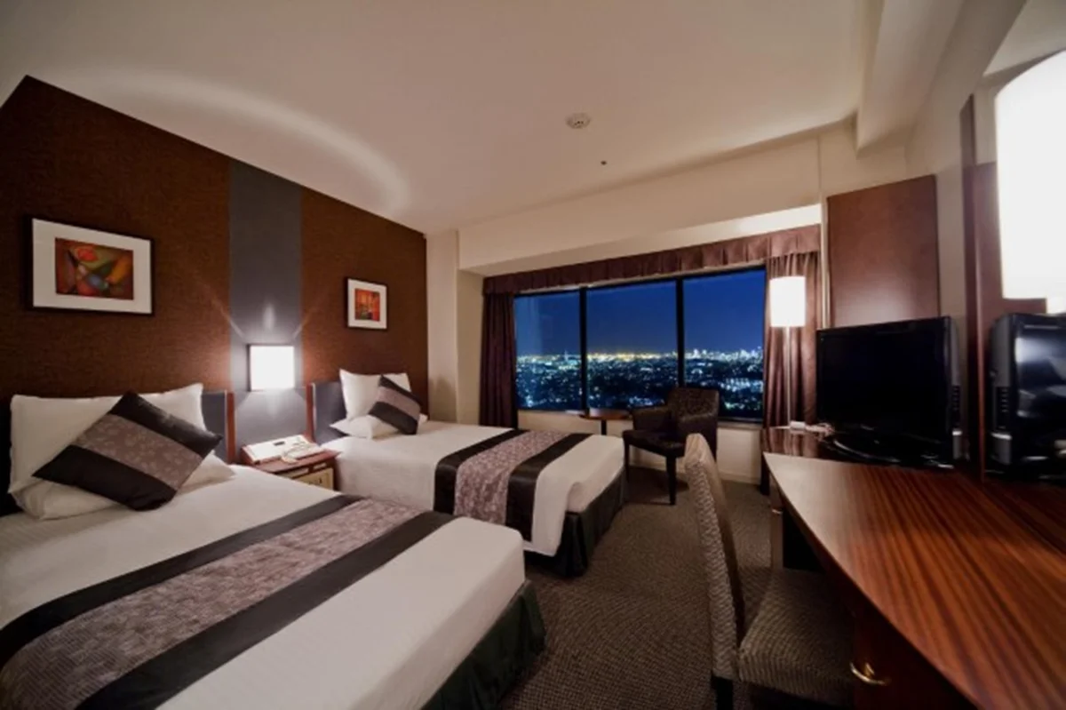 明るい色を基調にしたシックなお部屋。大きな窓がとってもすてき！