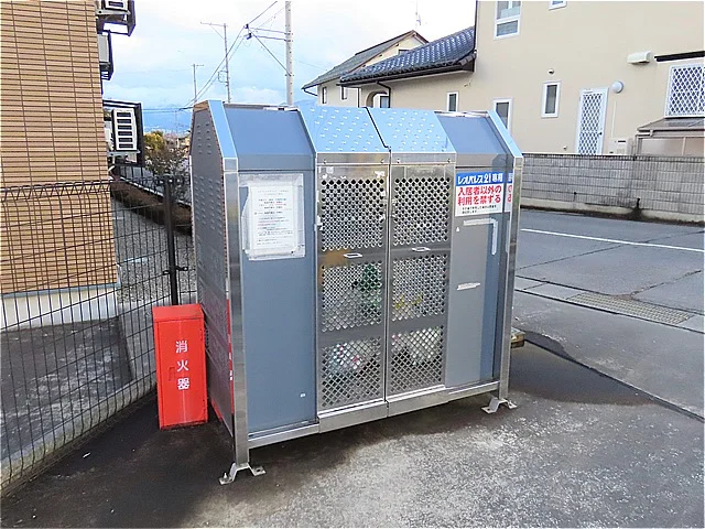 敷地内にゴミ庫が設置されておりゴミ捨てに便利です