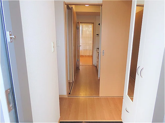 玄関からのアングルです