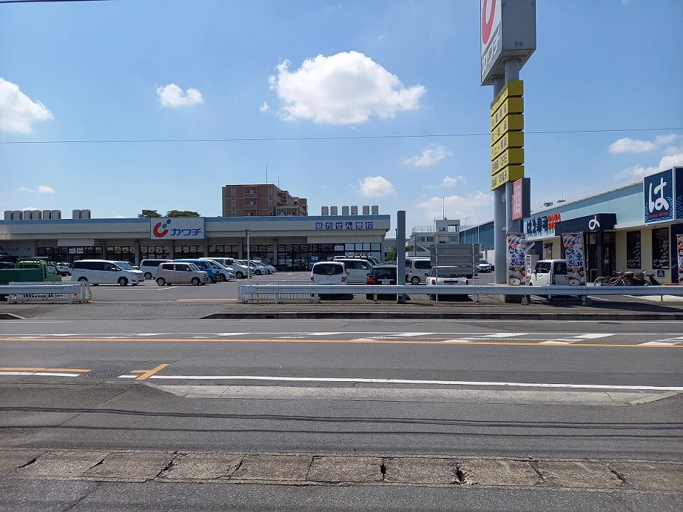 ドラックストア・回転すし　徒歩1分