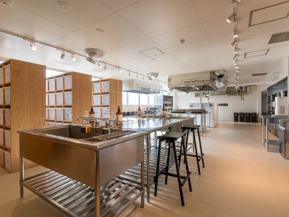 ラウンジの横にはシェアキッチン。で、でかい！