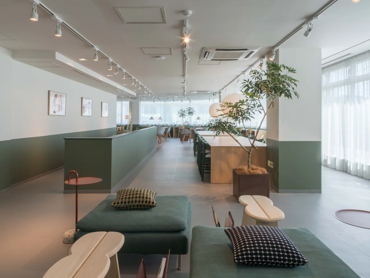 シェアラウンジは席のバリエーションも多いので、色々な使い方ができますよ！