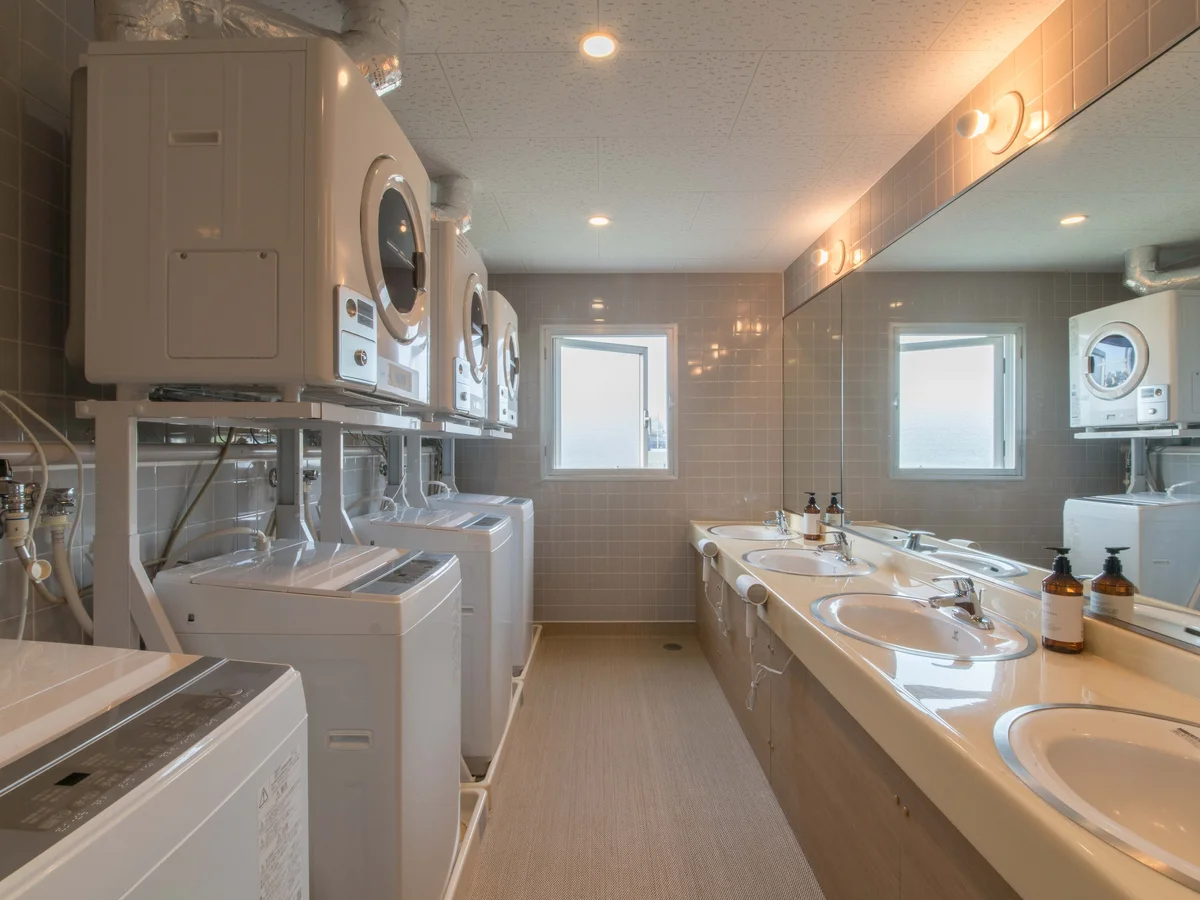 ランドリースペースは男女別で。洗濯機と洗剤は無料です！