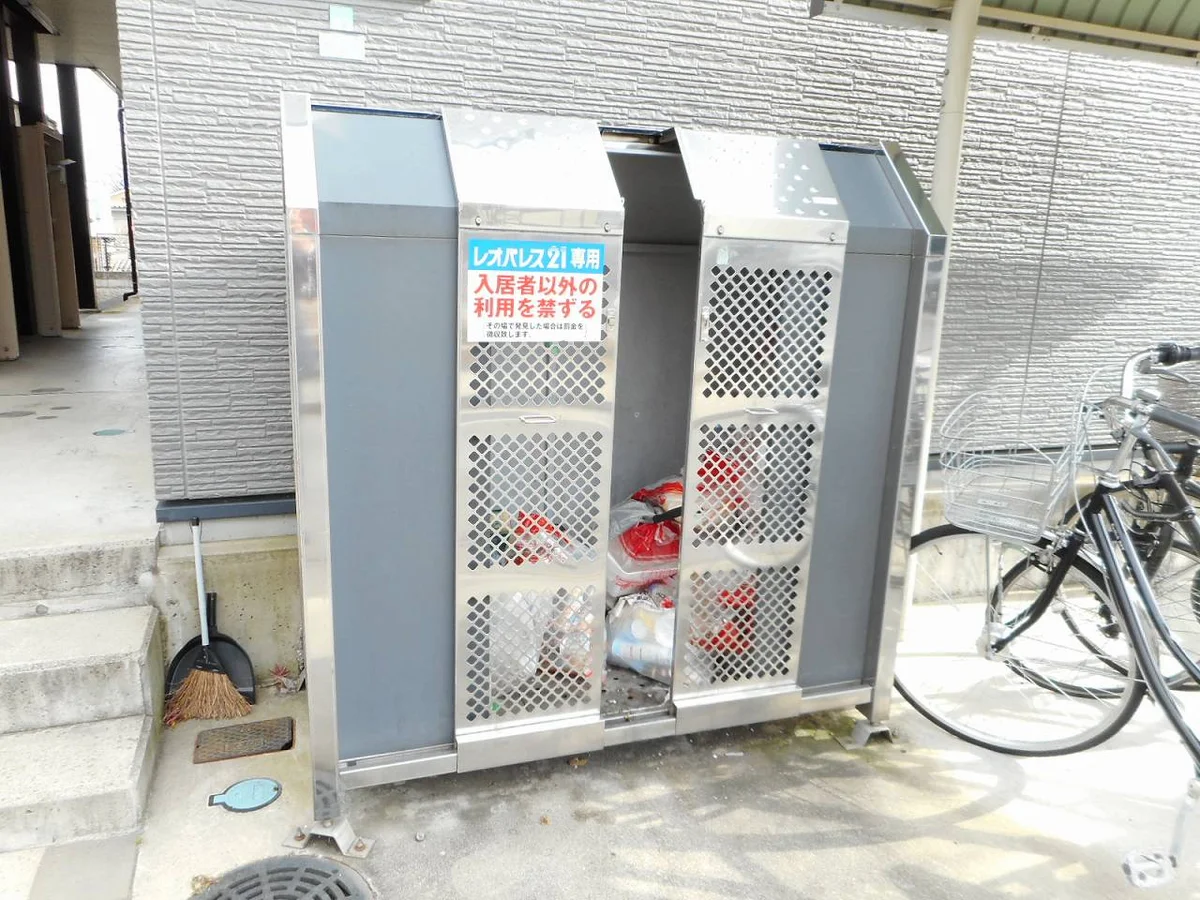 敷地内にゴミ庫が設置されておりゴミ捨てに便利です