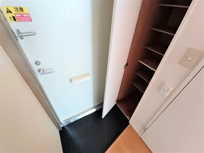 玄関には下駄箱スペースがあります。