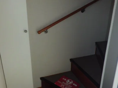 階段は室内にあります。左はシューズボックス。