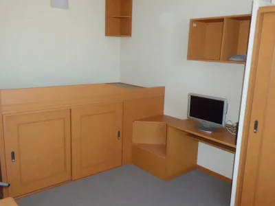 ライトカラーの建具が印象的です。