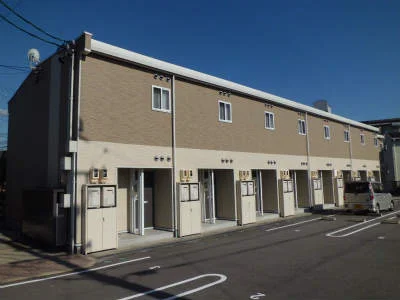 周辺環境に溶け込むシックな外観です。