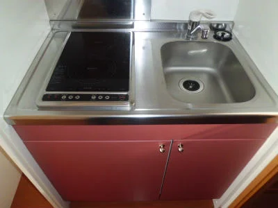 ２口電気コンロ付の台所流し台。