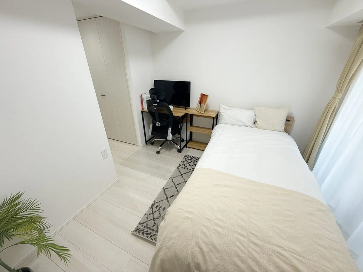 写真はお部屋のイメージです。ラグ等の室内装飾はございません。