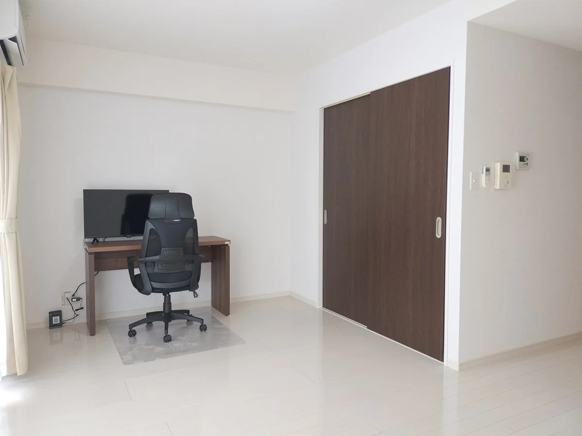 写真はイメージです。ラグなどの室内装飾はございません。