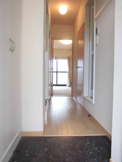 写真は同物件の別部屋のものです。