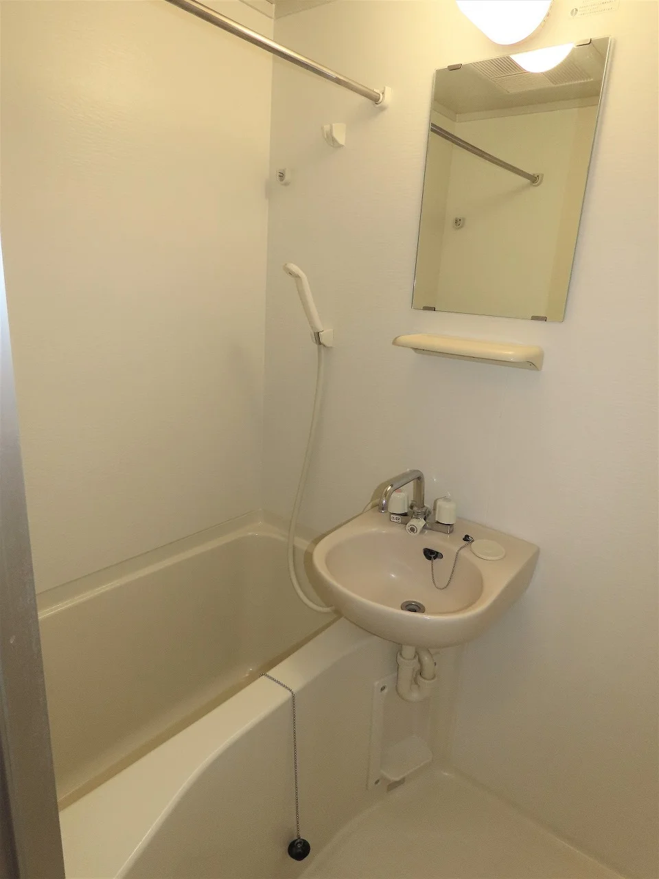 洗面台とユニット式のお風呂です