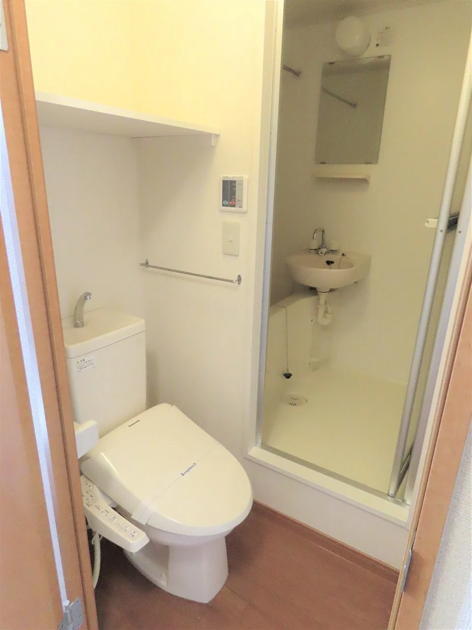 トイレ内にお風呂の入口扉があります