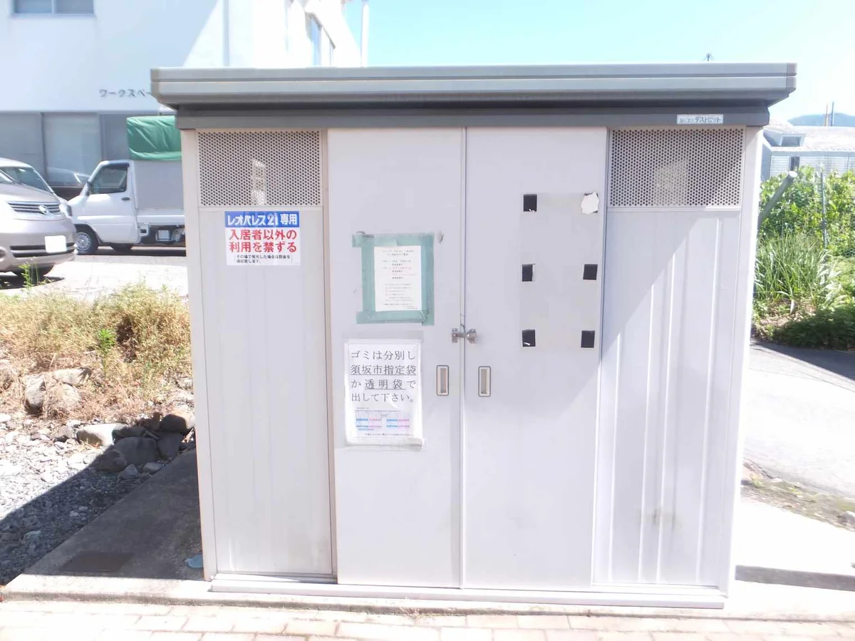 敷地内にゴミ庫が設置されておりゴミ捨てに便利です