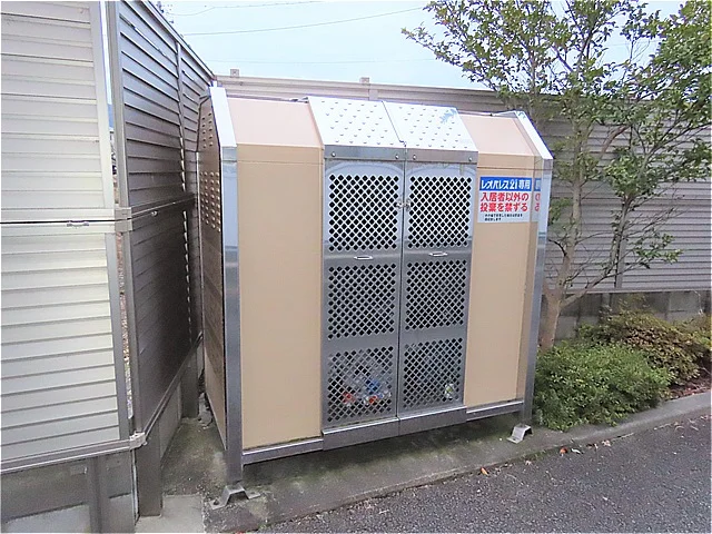 敷地内にゴミ庫が設置されておりゴミ捨てに便利です
