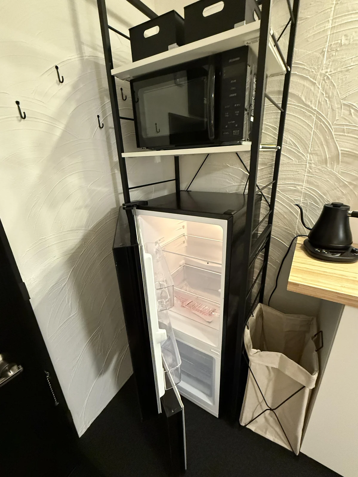 冷蔵庫、電子レンジ、ケトル