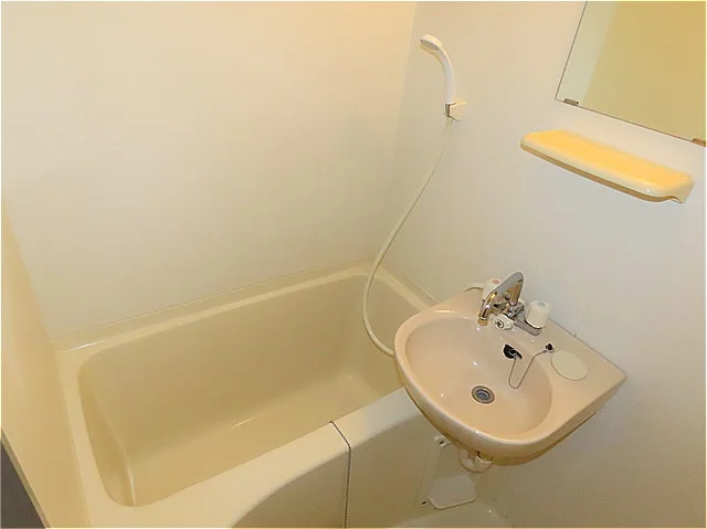 洗面台とユニット式のお風呂です