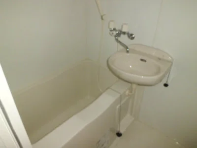 洗面台付きバスルーム。