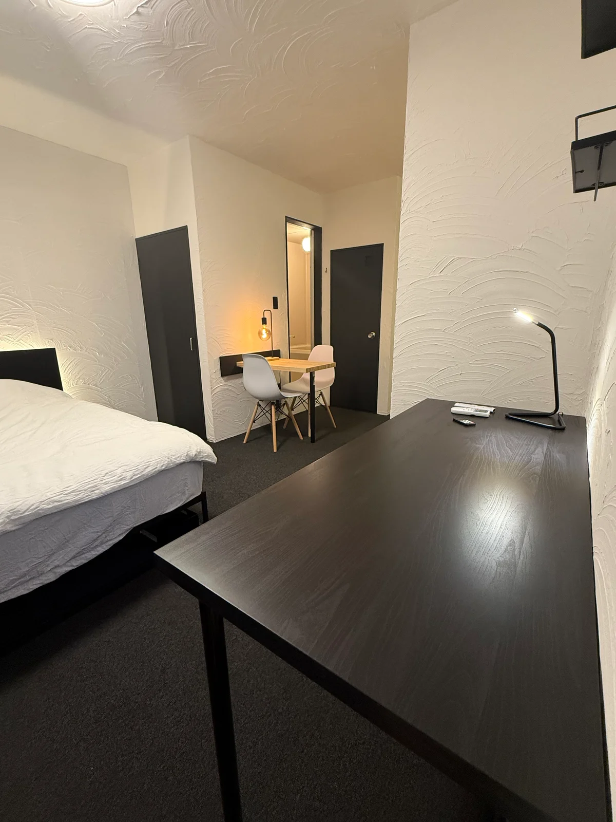 ワーキングスペース2カ所、照明もバッチリです！