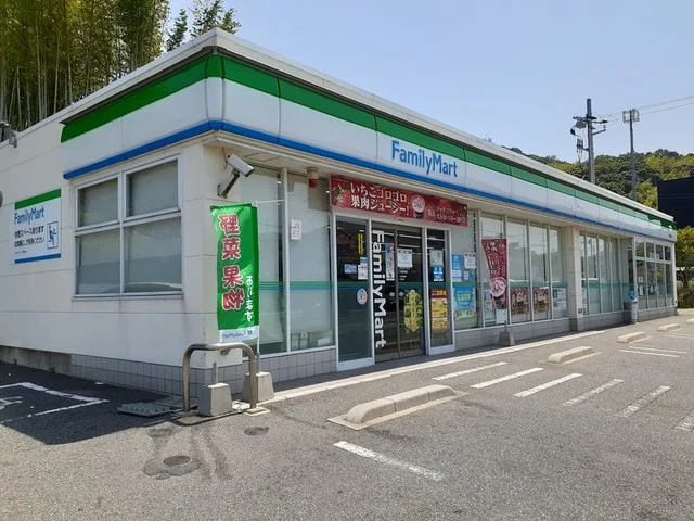 ファミリーマートまで1100m