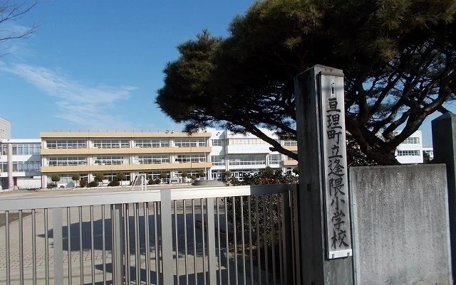 亘理町立逢隈小学校まで1200m