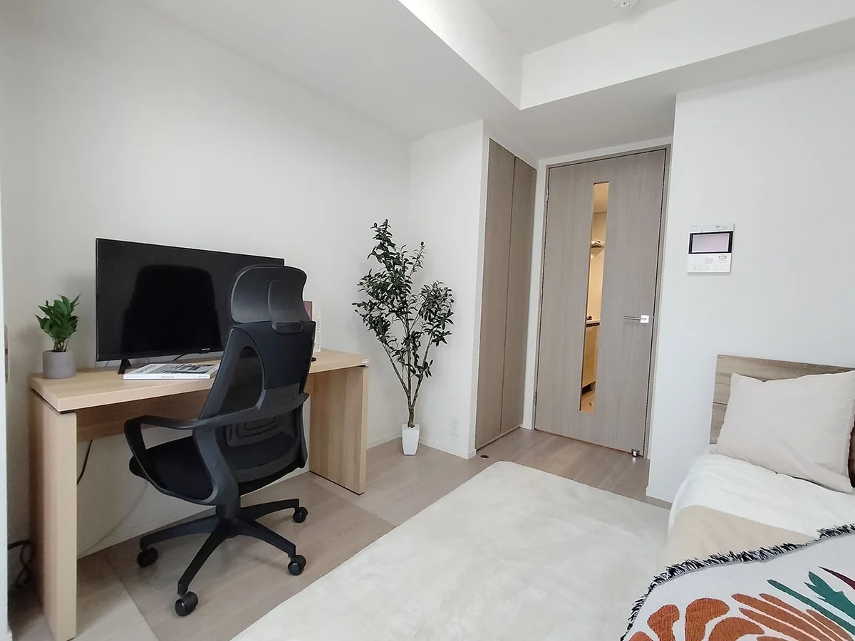 写真はお部屋のイメージです。ラグ等の室内装飾はございません。