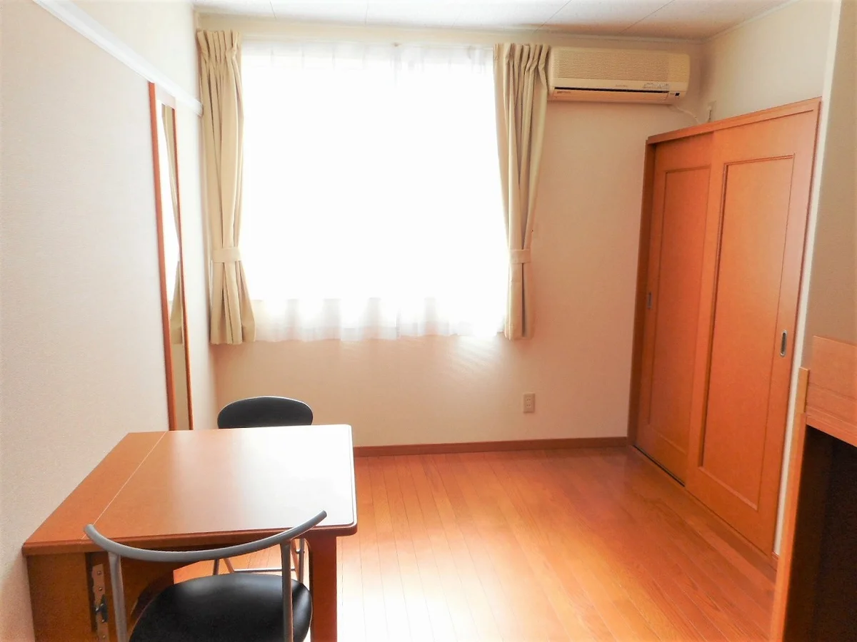 カーテンやテーブルも備え付けです