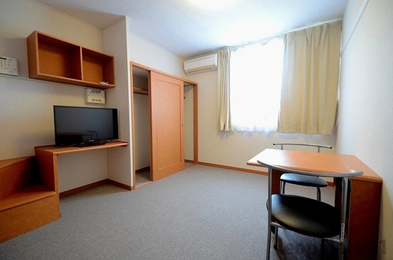 明るいお部屋であこがれの一人暮らし。