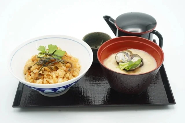 ご当地料理は「焼き鯖ちらし寿司」と「あなご飯」