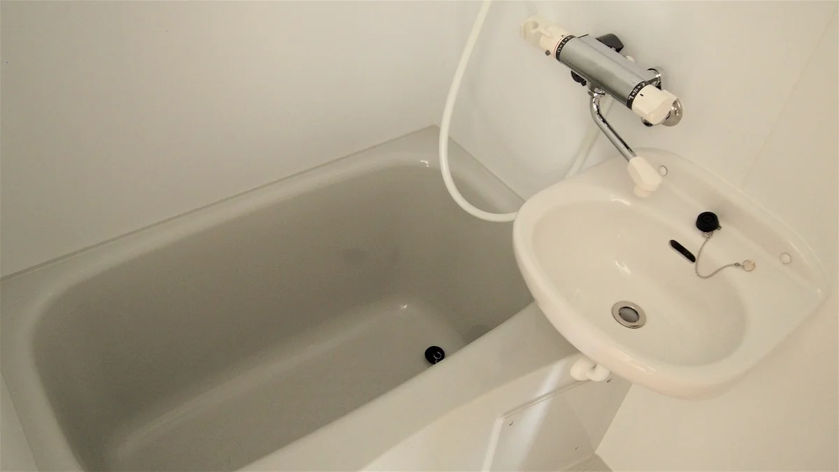 洗面台とユニット式のお風呂です